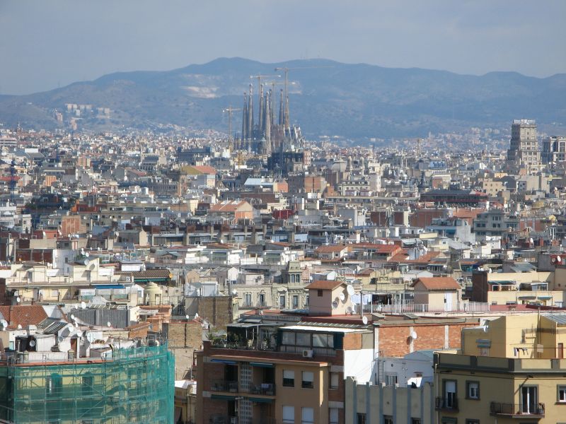 Barcalonas Wahrzeichen Sagrada Familia vom MNAC aus gesehen