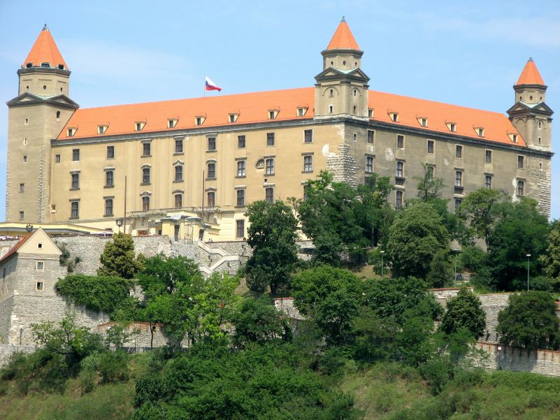 Bratislavský Hrad, die Pressburger Burg, am linken, nördlichen Donauufer