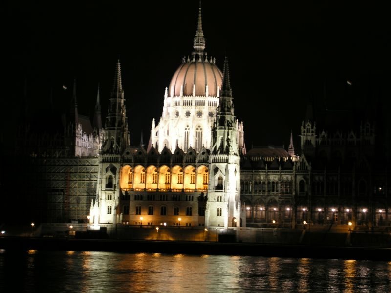 Parlament in Nachtbeleuchtung