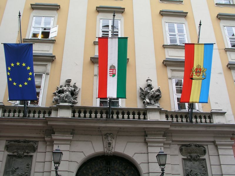 Fahnen am Rathaus in Budapest: Europa, Ungarn, Budapest