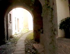 Malerischer Dorfweg in Caviano