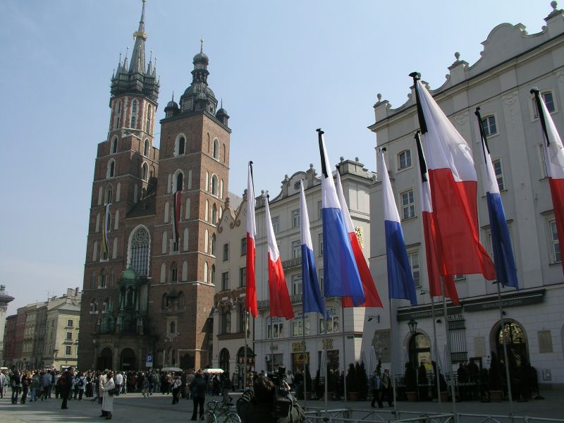 krakau-marktplatz-fahnen