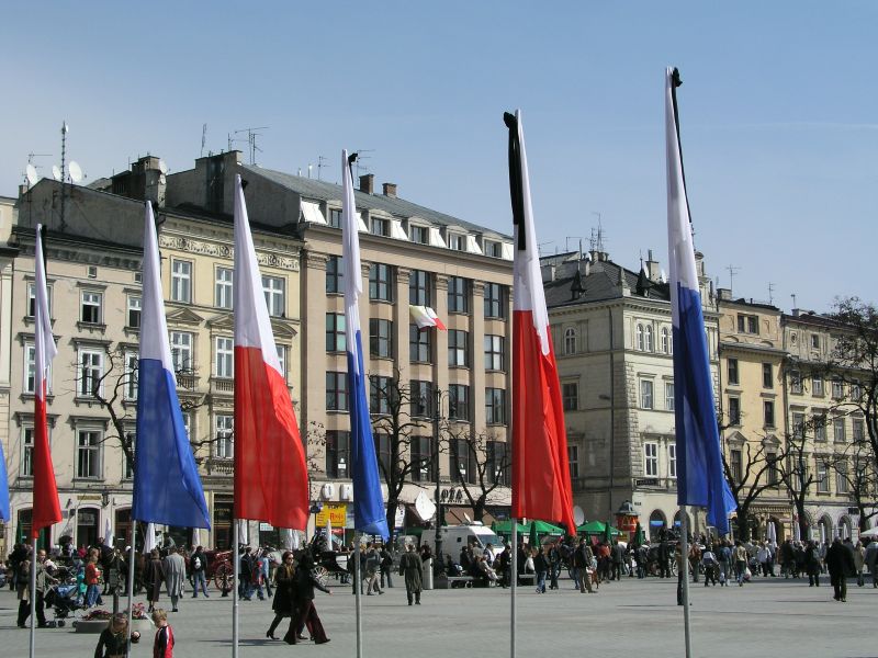 krakau-hauptplatz-fahnen