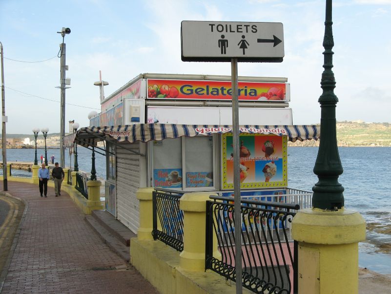 Malta, San Pawl-il-Bahar, eine auch im Winter offene Strandtoilette