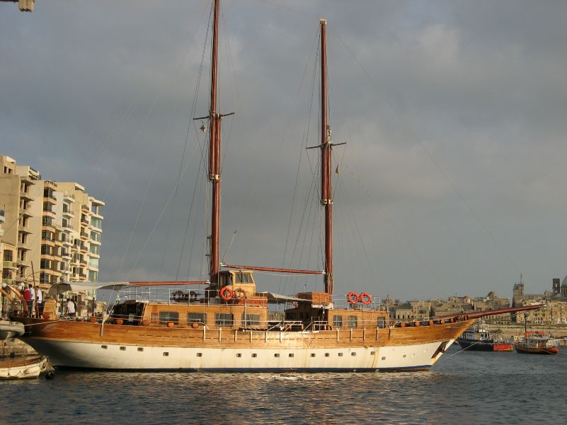 Malta, Ausflugsschiff im Hafen von Sliema