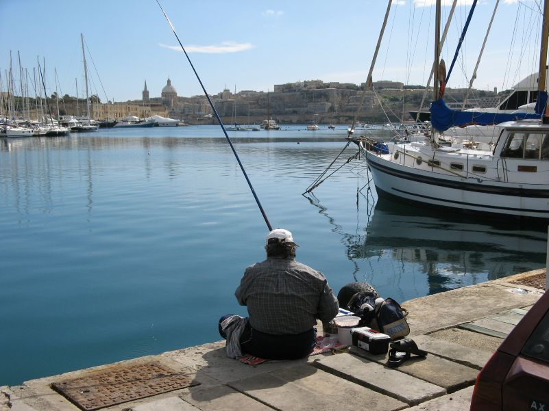 Malta, Hobbyfischer im Hafen