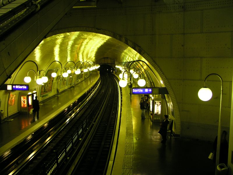 Metro Station Cité, tief unter der Seine in Paris