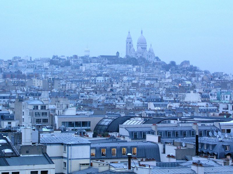 Blick von der Dachterrasse der Galeries Lafayette auf den Montmartre in Paris