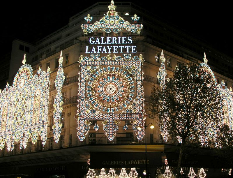 Festbeleuchtung der Galeries Lafayette in Paris