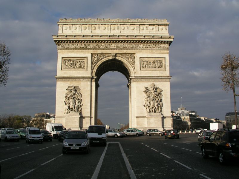 Arc de Triomphe, das westliche Ende der Champs Elysees