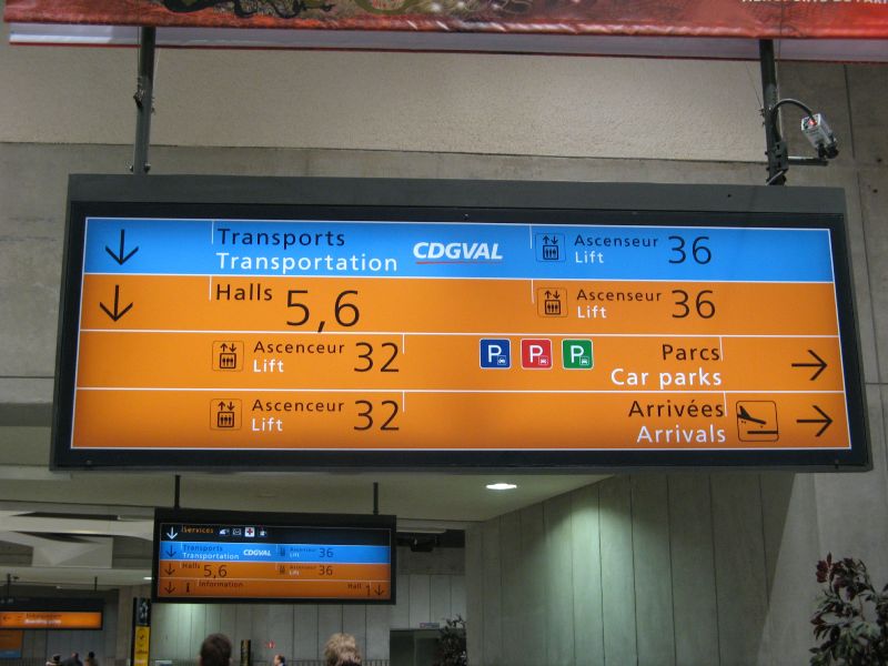 Hinweisschilder am Terminal 1 vom Flughafen Charles de Gaullle