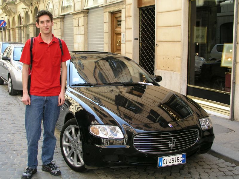 Philipp neben seinem Wunschauto, einem Maserati