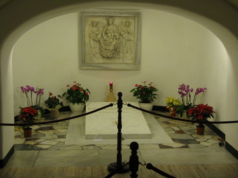 Das schlichte Grab von Papst Johannes Paul II