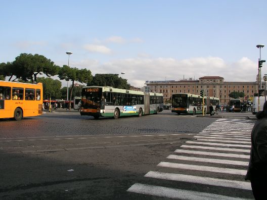 Roms Autobusse verlassen die Piazza dei Cinquecento