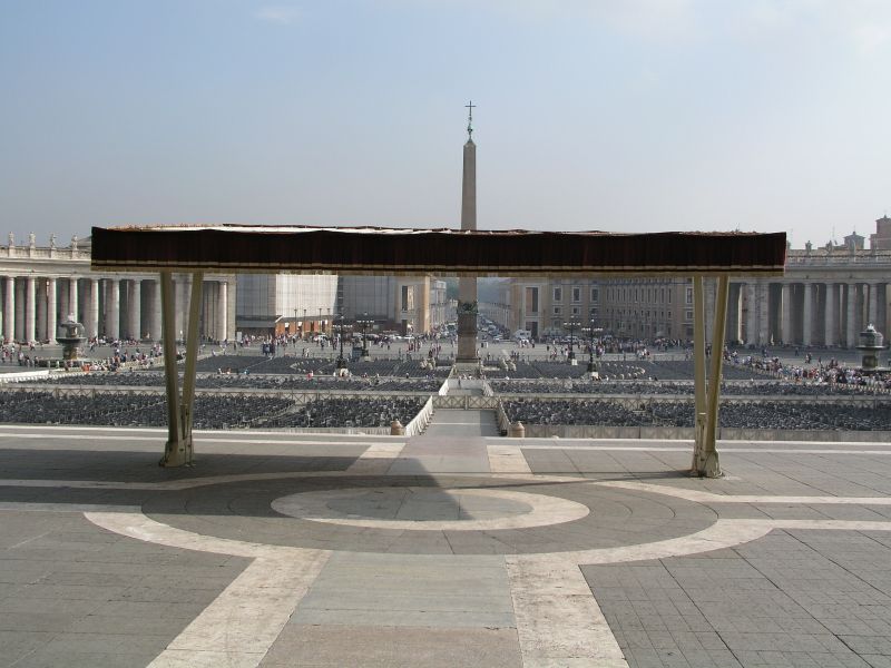 Blick vom Petersdom auf den Petersplatz