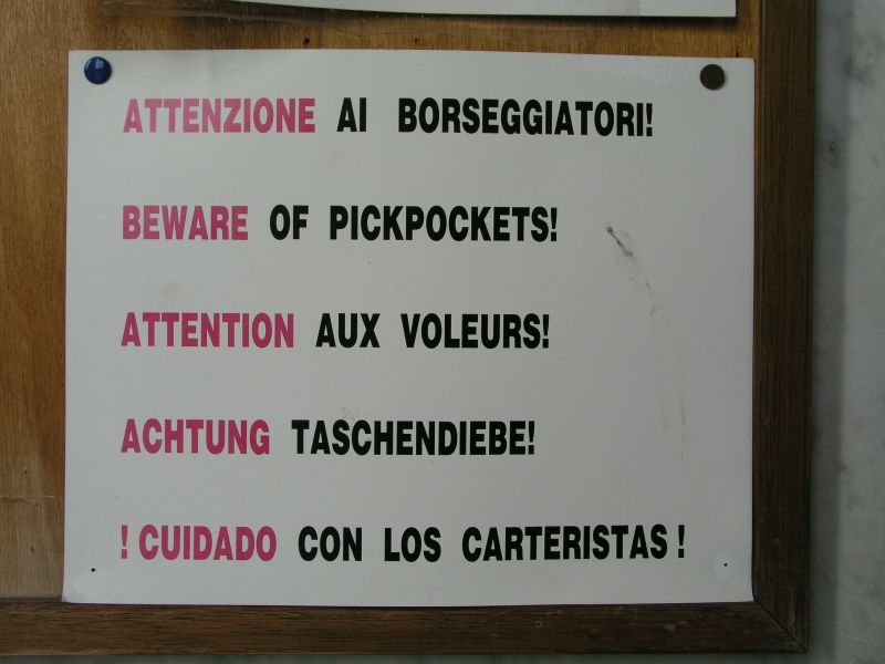 Warnschilder "Achtung Taschendiebe" überall und in allen Sprachen