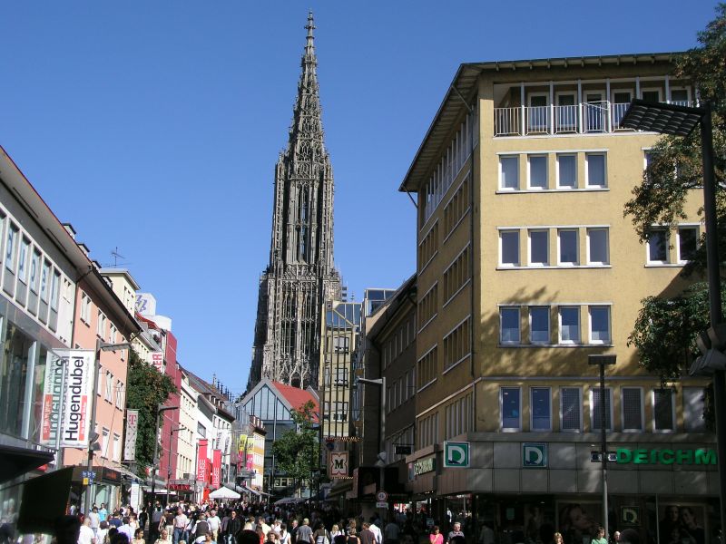 Fussgängerzone Hirschgasse mit dem Blick auf das alles überragende Ulmer Münster