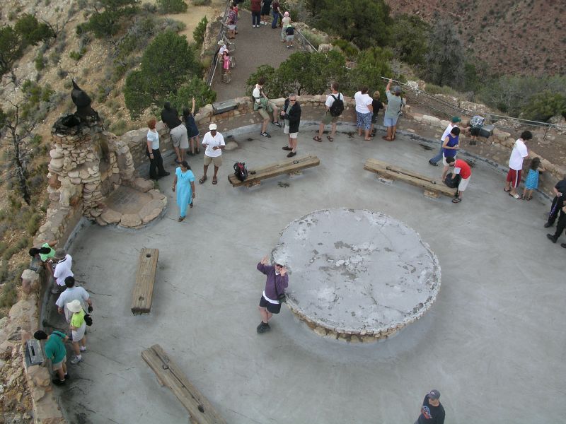 Touristen aus aller Herren Länder beim Aussichtspunkt am Grand Canyon in Arizona