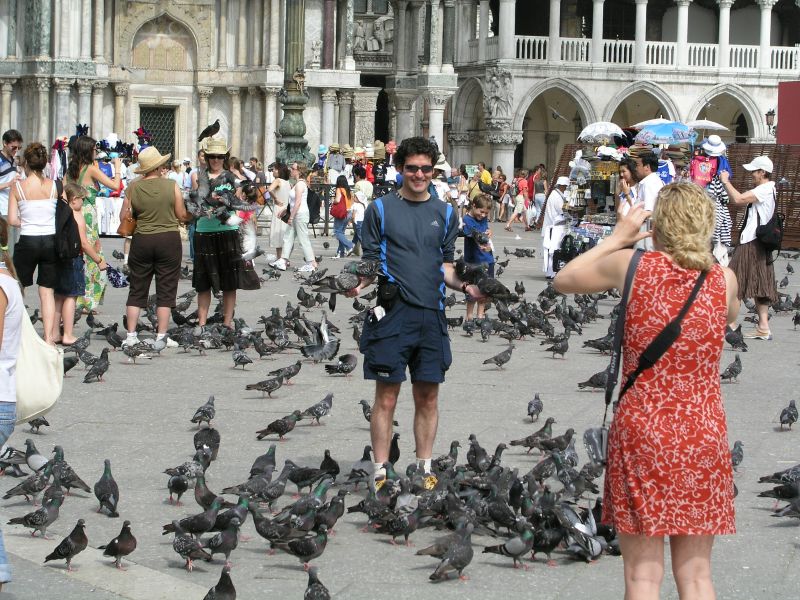 Das obligate Taubenfüttern auf dem Markusplatz