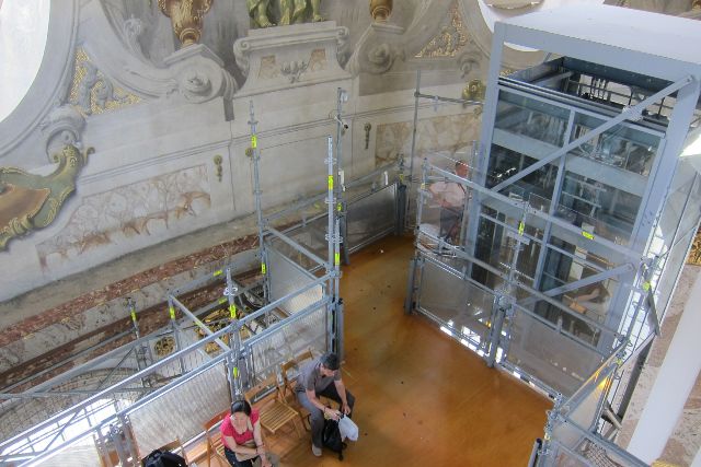 Die Karlskirche in Wien , mit dem Panoramalift