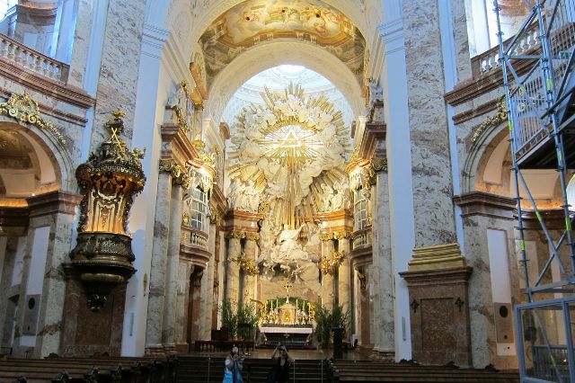 Die Karlskirche in Wien , mit dem Panoramalift