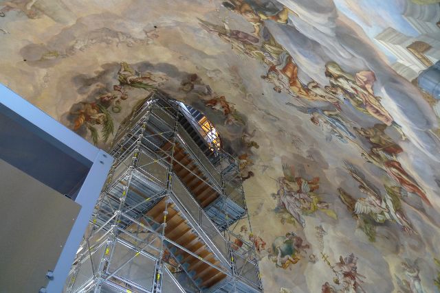 Die Karlskirche in Wien , mit dem Panoramalift