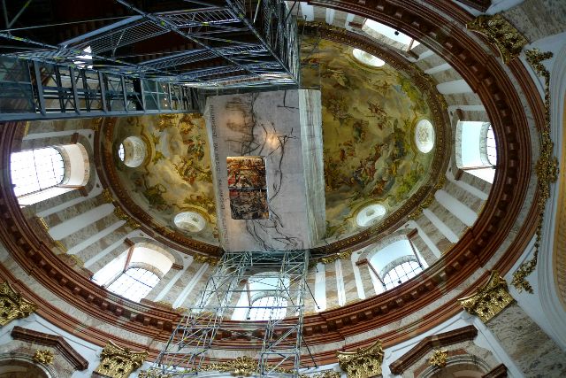 Die Karlskirche in Wien , mit dem Panoramalift