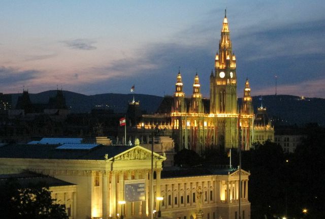 Blick vom Naturhistorischen Museum über die Ringstra&szligl;e in Festwochenbeleuchtung